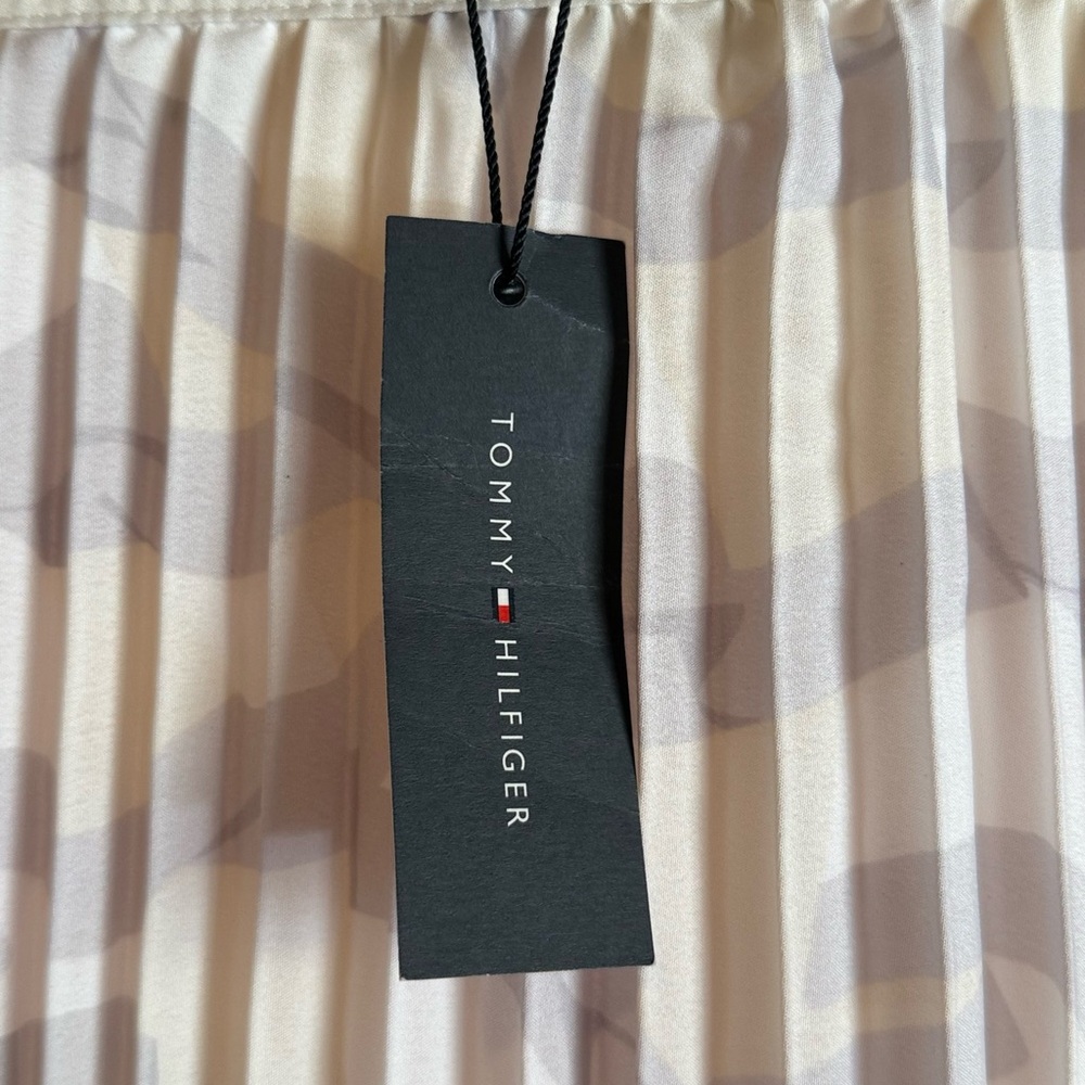 Tommy Hilfiger Adaptive Chiffon Pleated Skirt. Size XS - Picture 5 of 9